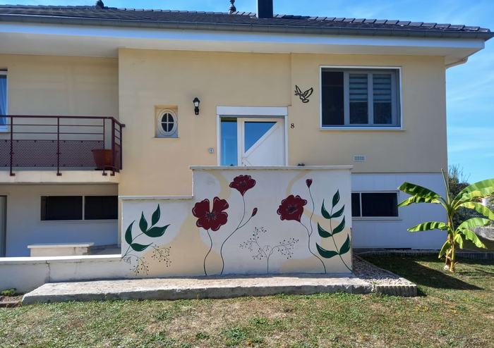 Fresque murale coquelicots sur façade extérieure