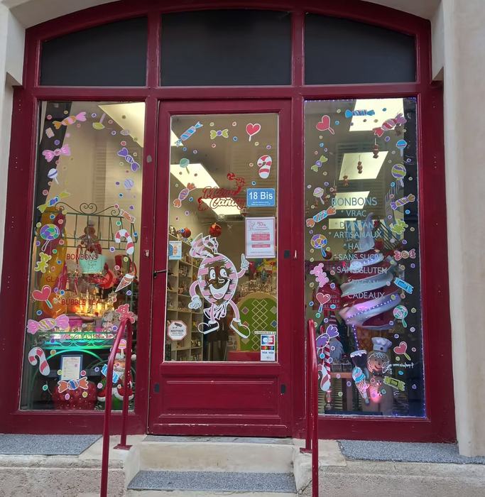 Vitrine de confiserie décorée de bonbons colorés